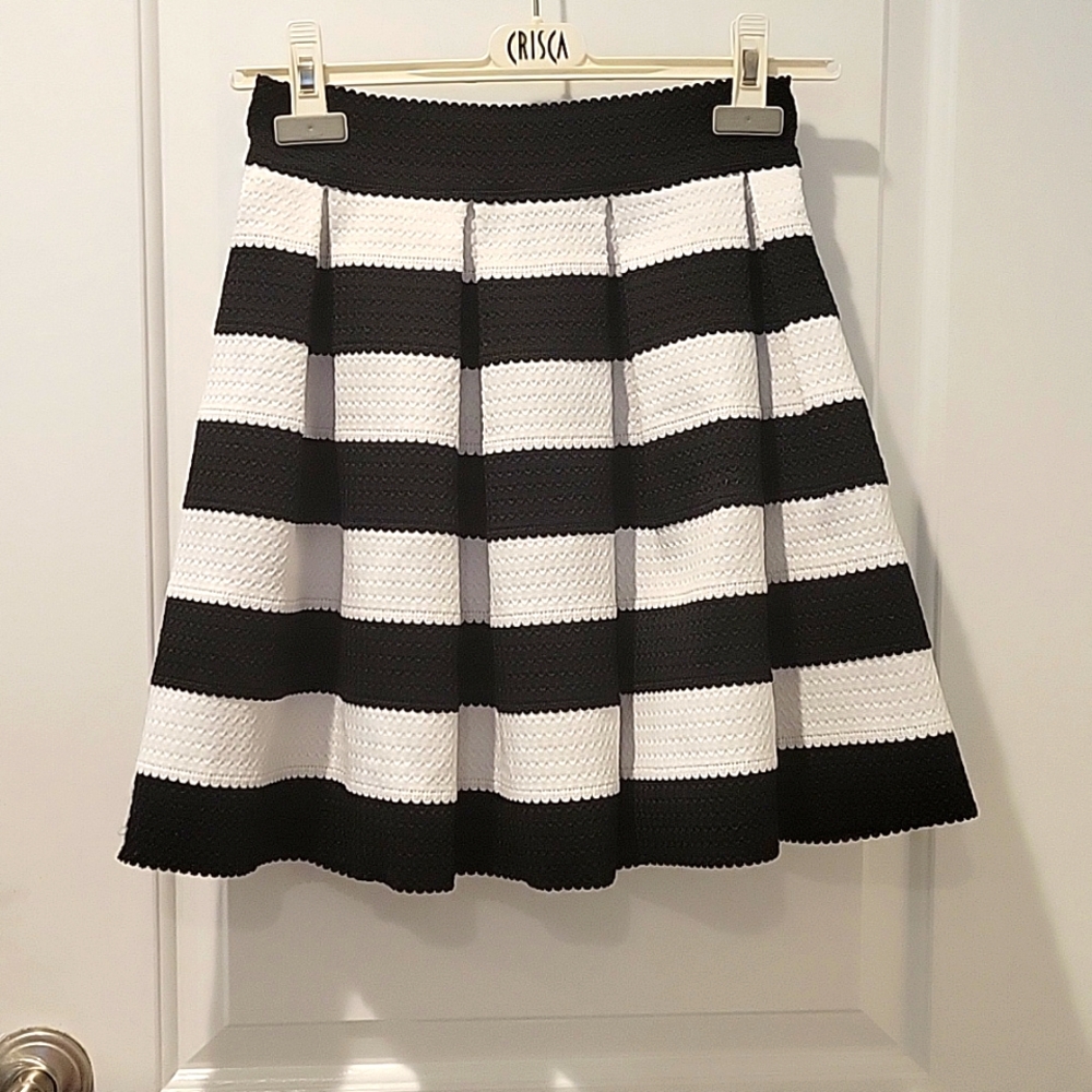 🖤 White & Black Express Pleated Mini Skirt 🤍 Size XS